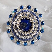 Bague Nil Bleu brod&eacute;e avec un cabochon Lapis Lazuli orn&eacute; de rocailles Argent&eacute;es et Bleu Opaque Cobalt Miyuki, chatons en Cristal, perles rondes nacr&eacute;es Bleu Marine sur une bague en Laiton Argent&eacute;